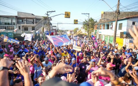Imagem do post ACM Neto faz caminhada em Simões Filho e diz: “faltam 21 dias para a Bahia votar pela mudança”