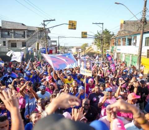 Imagem do post ACM Neto faz caminhada em Simões Filho e diz: “faltam 21 dias para a Bahia votar pela mudança”