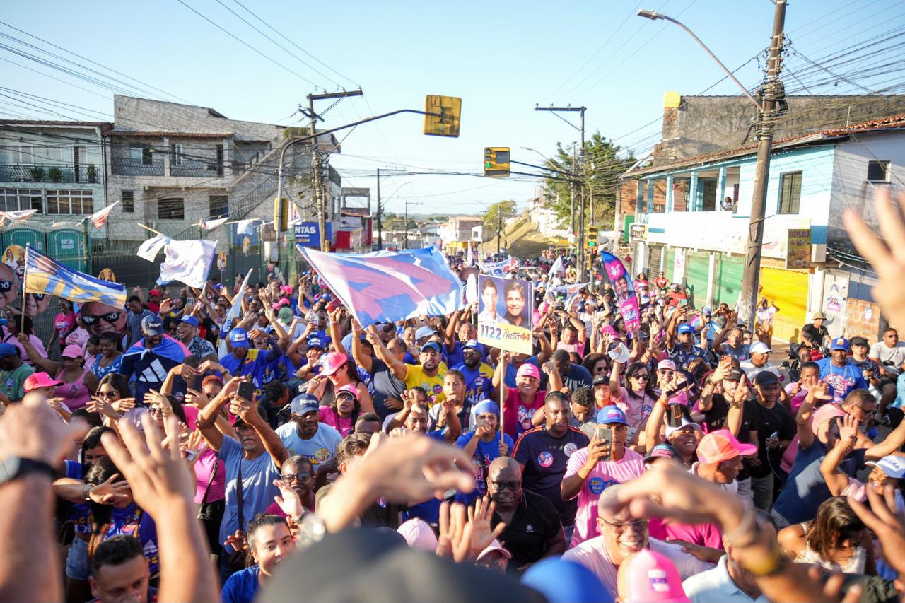 ACM Neto faz caminhada em Simões Filho e diz: “faltam 21 dias para a Bahia votar pela mudança”