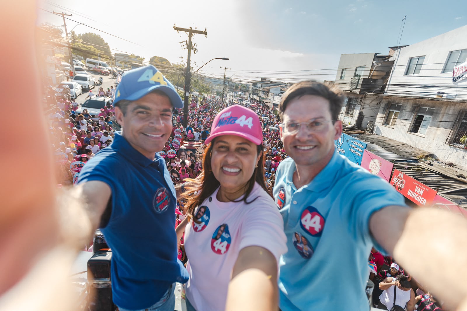 Kátia Oliveira reúne apoiadores e lideranças políticas em caminhada