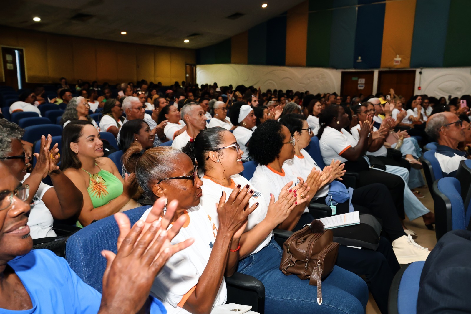 Trabalhadores recebem certificados de cursos de qualificação profissional