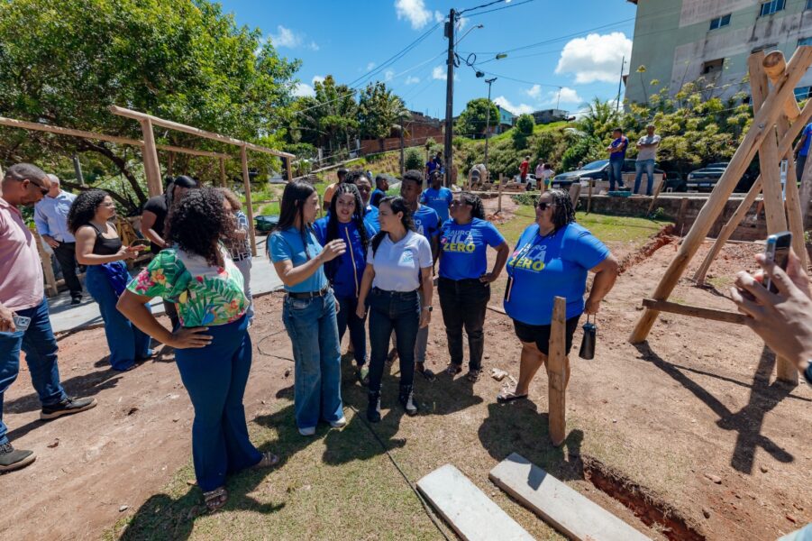 “Nós estamos requalificando essa praça para dar condições às nossas crianças de brincarem e socializarem”, diz Débora Régis