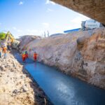 Obras de macrodrenagem da Bacia do Rio Camaçari entram em nova fase com instalação de paredes pré-moldadas