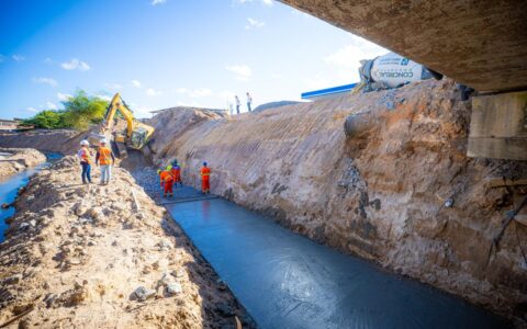 Imagem do post Obras de macrodrenagem da Bacia do Rio Camaçari entram em nova fase com instalação de paredes pré-moldadas
