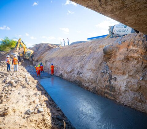 Imagem do post Obras de macrodrenagem da Bacia do Rio Camaçari entram em nova fase com instalação de paredes pré-moldadas