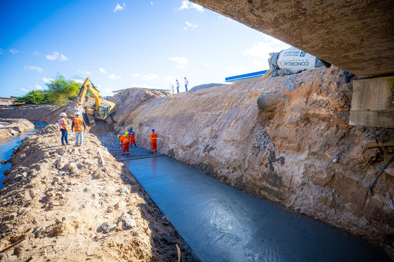 Obras de macrodrenagem da Bacia do Rio Camaçari entram em nova fase com instalação de paredes pré-moldadas