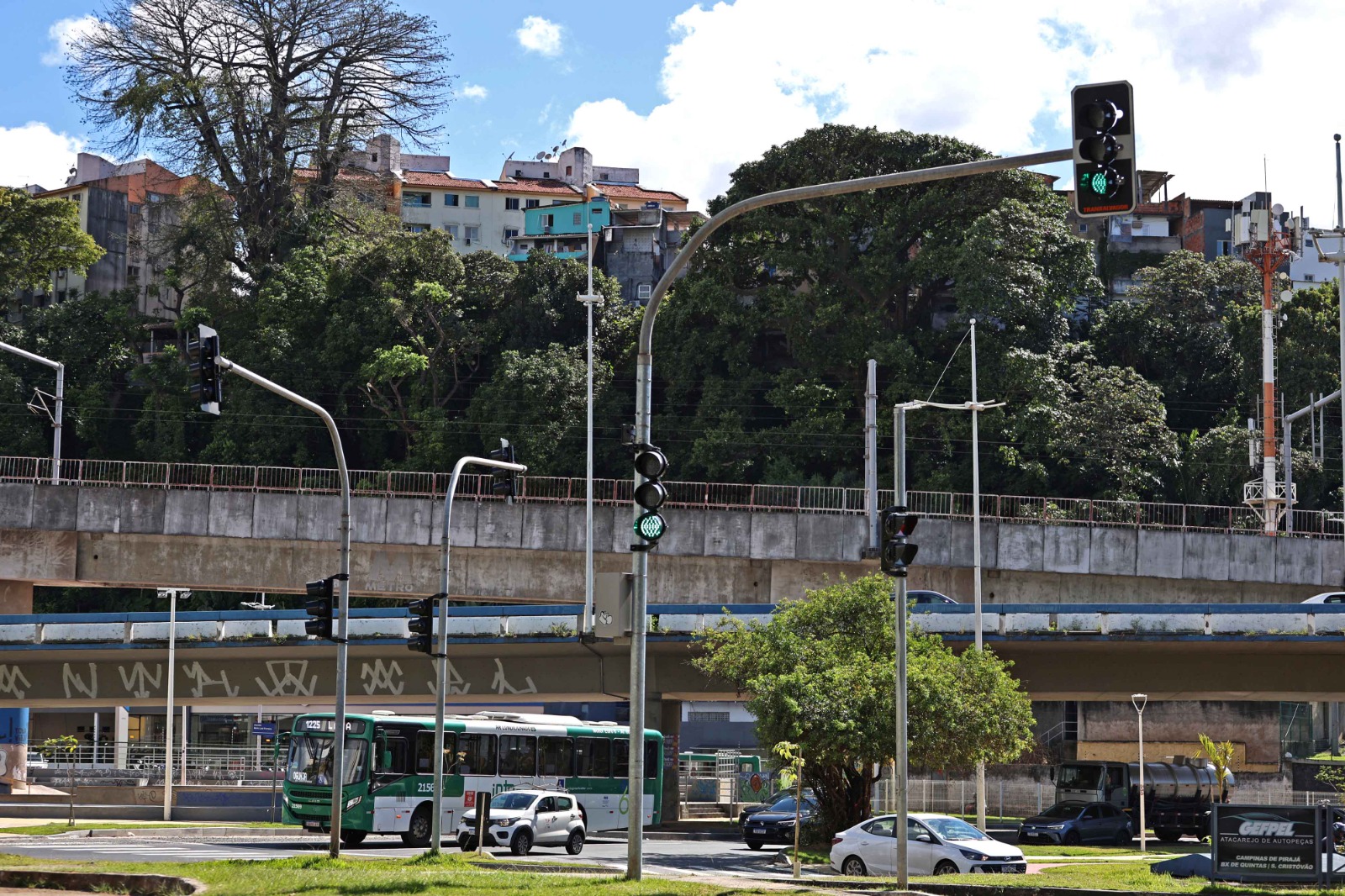 Salvador chega a mil semáforos inteligentes com novo equipamento no Vale do Ogunjá