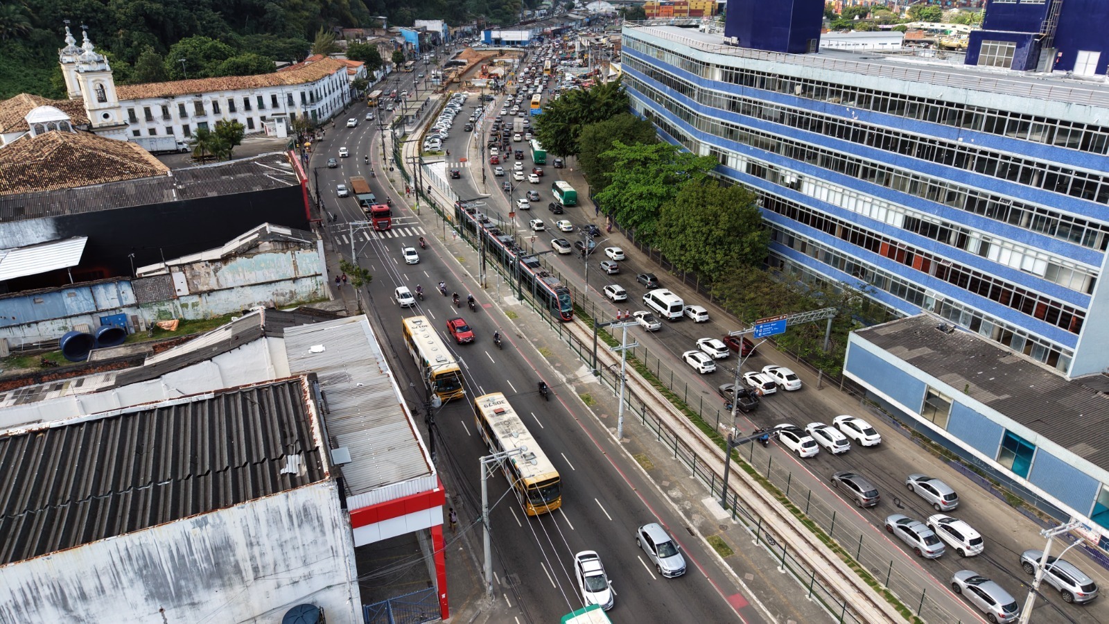 VLT inicia operação entre as estações São Joaquim e Calçada em Salvador