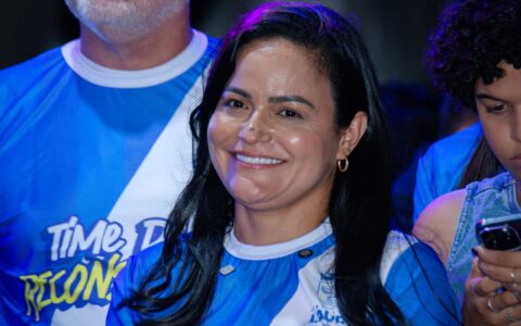 Imagem do post “Sou prefeita dos 221 mil”, diz Débora Regis em entrega de 1º campo público de grama sintética de Lauro de Freitas