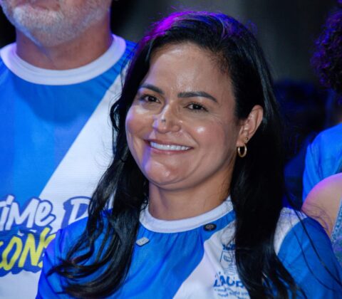Imagem do post “Sou prefeita dos 221 mil”, diz Débora Regis em entrega de 1º campo público de grama sintética de Lauro de Freitas
