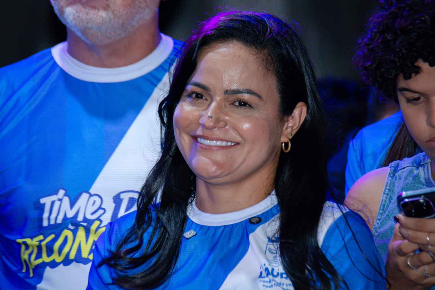 “Sou prefeita dos 221 mil”, diz Débora Regis em entrega de 1º campo público de grama sintética de Lauro de Freitas