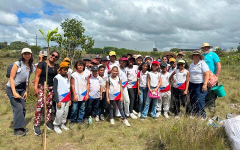 Imagem do post Sedur promove plantio de 30 mudas com estudantes em área de preservação