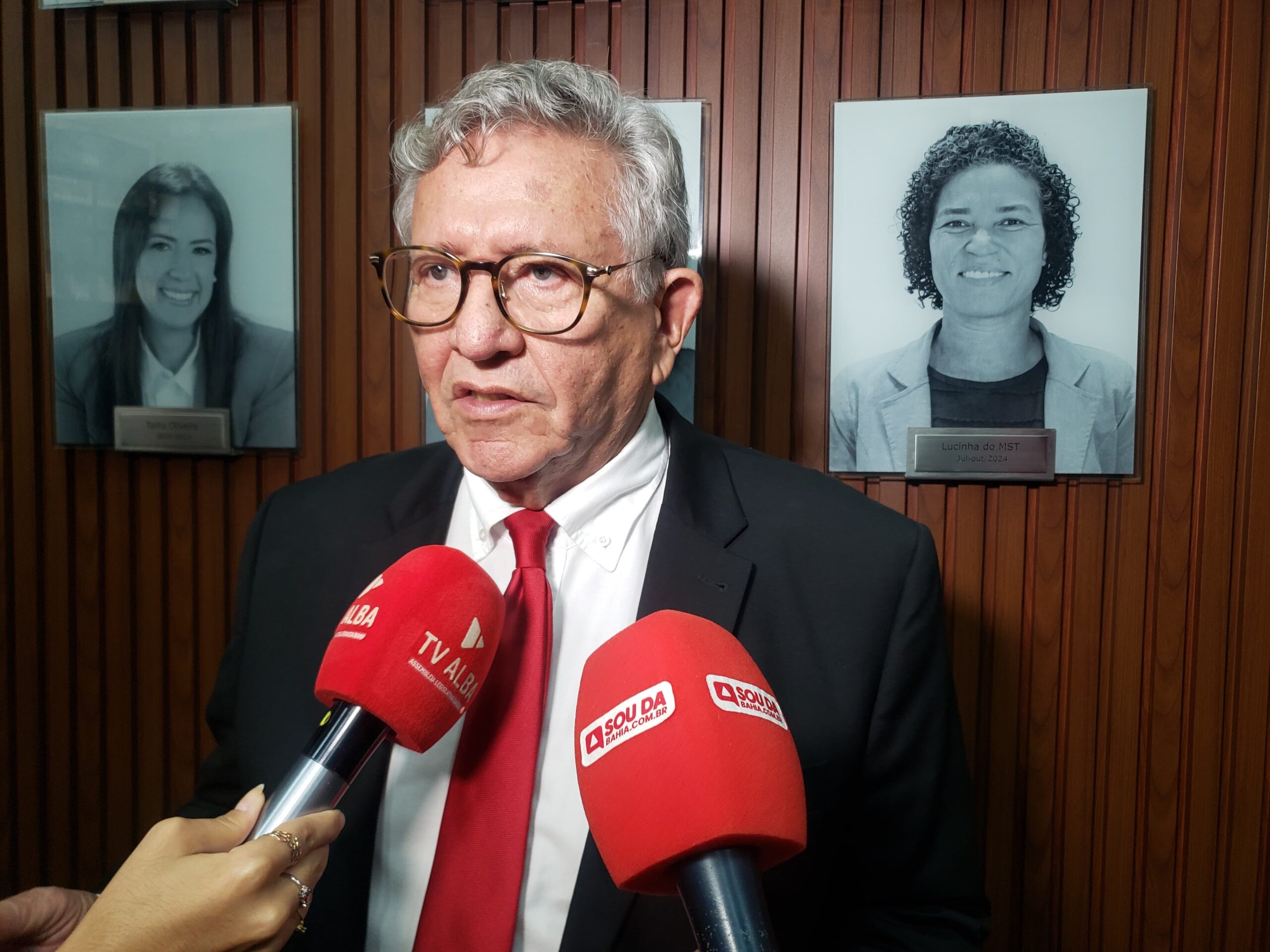 “Eu escolhi esse lado”: Caetano celebra trajetória ao receber maior honraria da Alba