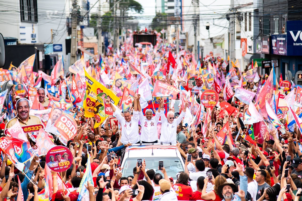 Jerônimo Rodrigues reúne 30 mil pessoas em caminhada em Vitória da Conquista