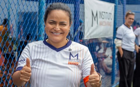 Imagem do post Debora Regis entrega kimonos e uniformes para alunos de Lauro de Freitas
