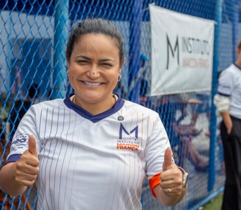 Imagem do post Debora Regis entrega kimonos e uniformes para alunos de Lauro de Freitas