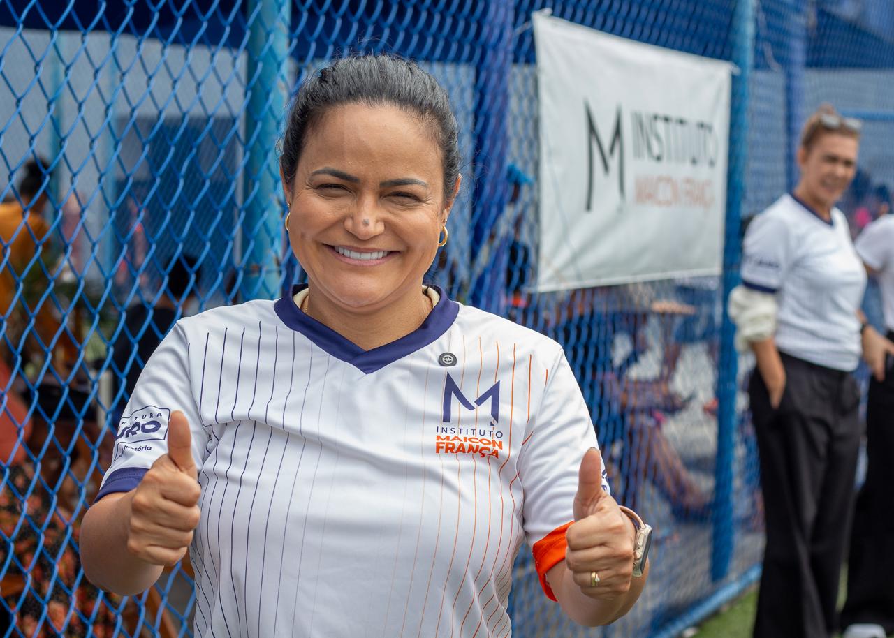 Debora Regis entrega kimonos e uniformes para alunos de Lauro de Freitas