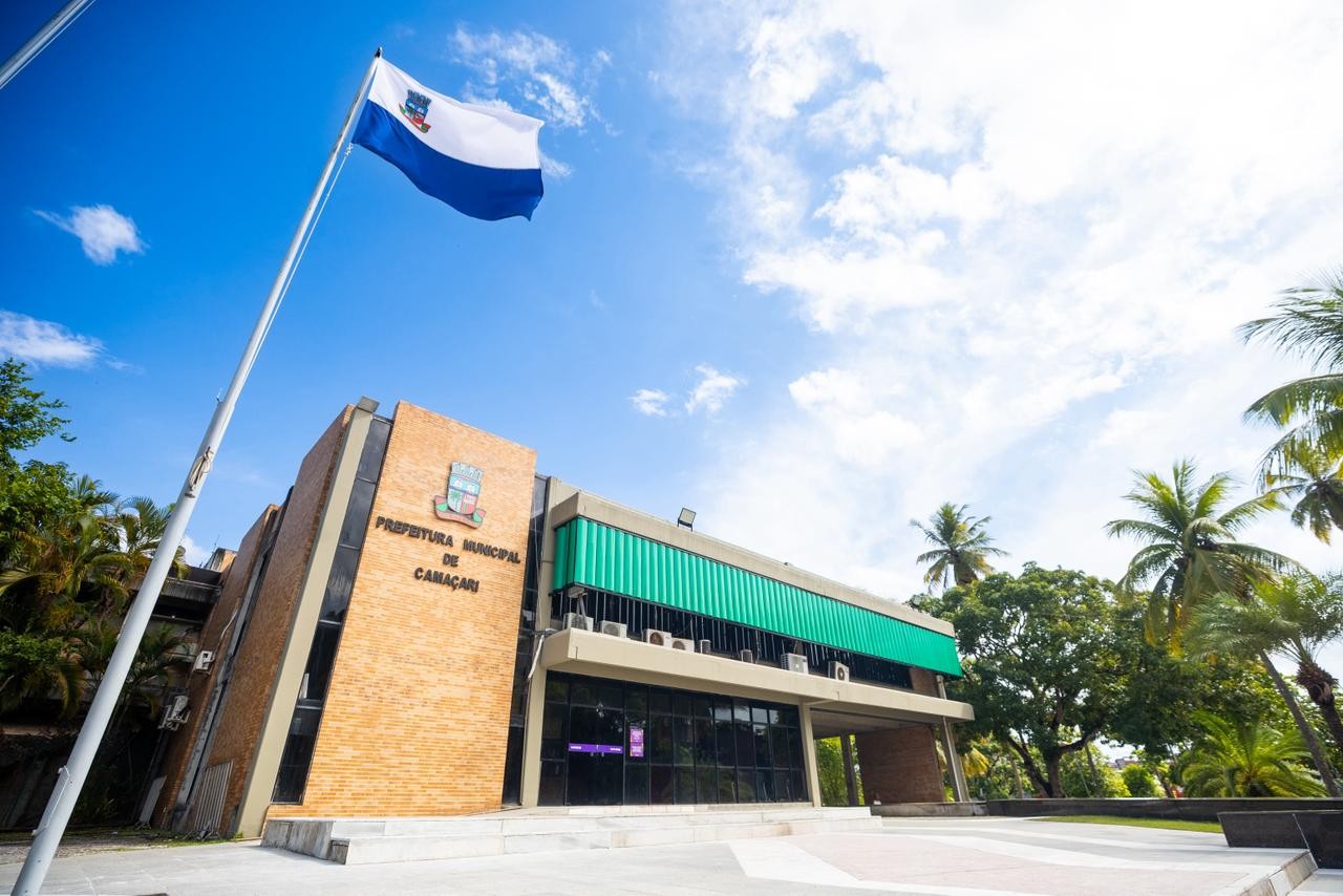 Prefeitura antecipa salário e servidores de Camaçari recebem pagamento antes do aniversário da cidade