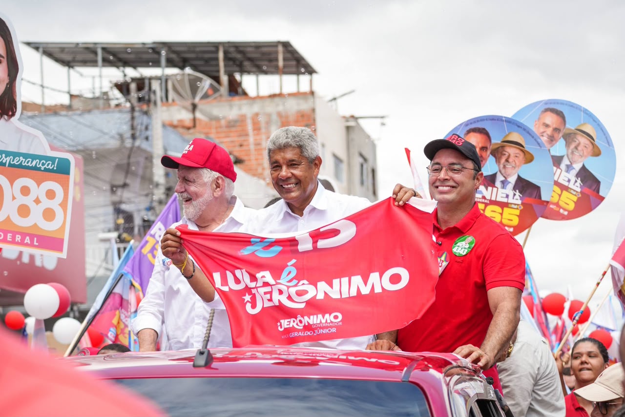 “Data povo”: Jerônimo reúne apoiadores em caminhada em Paulo Afonso
