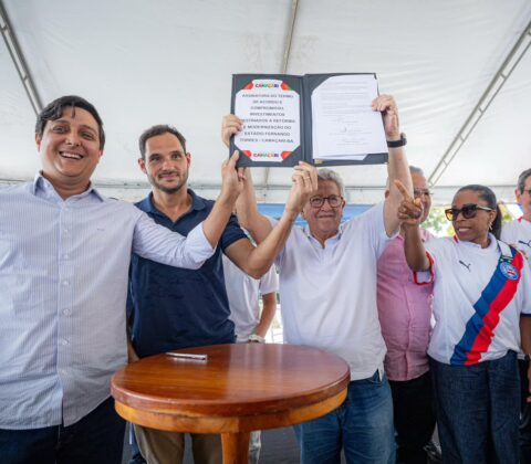 Imagem do post “Hoje a gente marca um golaço para o futuro de Camaçari”, diz Caetano ao assinar TAC para reforma do Estádio