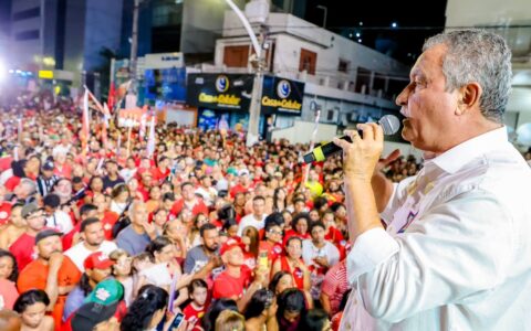 Imagem do post Rui Costa faz duras críticas a Flávio Bolsonaro durante comício em Jacobina