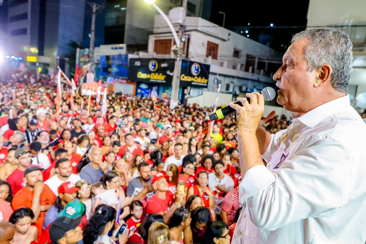Rui Costa faz duras críticas a Flávio Bolsonaro durante comício em Jacobina