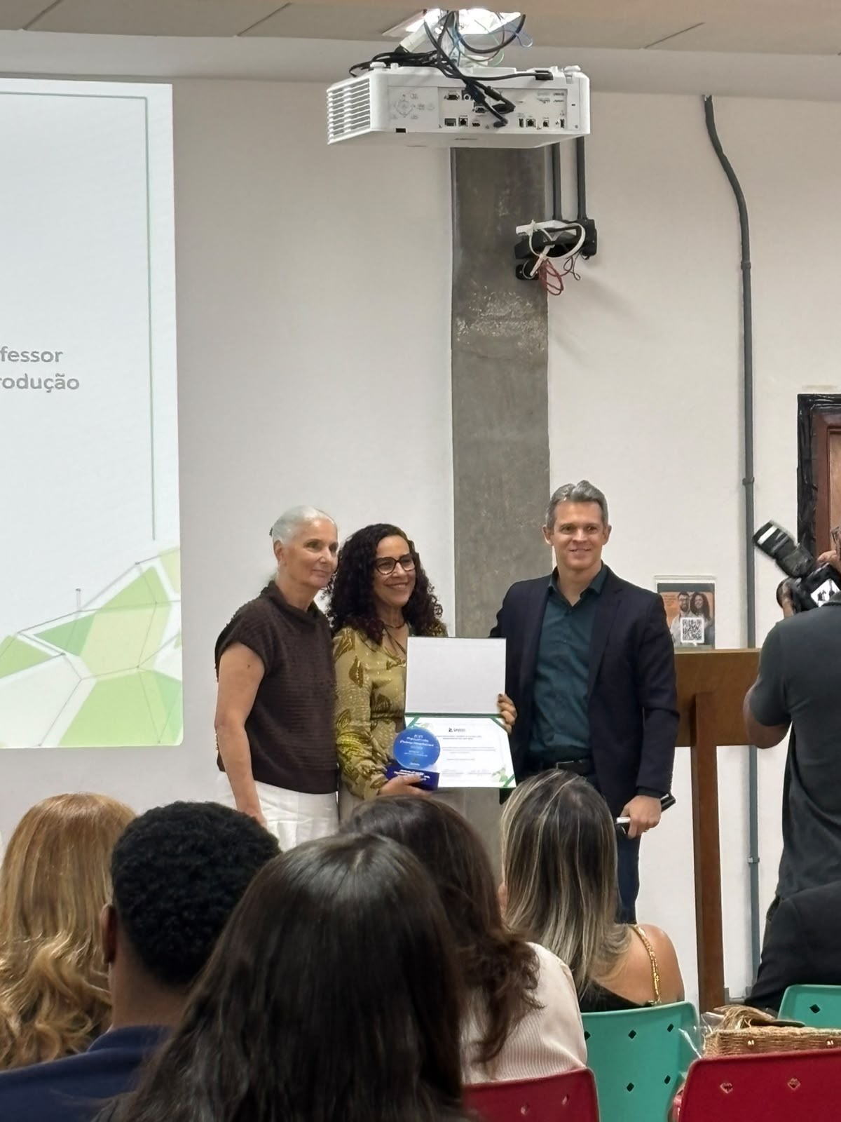 Fisioterapeuta de hospital em Salvador recebe prêmio de Pesquisadora do Ano