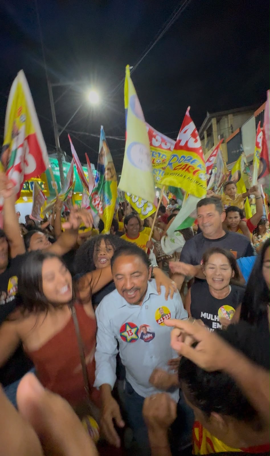 Roberto Carlos reúne apoiadores em ato no João Paulo II, em Juazeiro