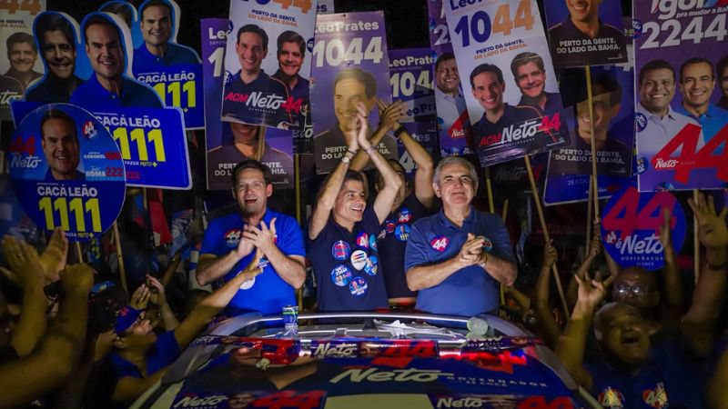“É muito emocionante”: ACM Neto destaca recepção durante caminhada no Subúrbio de Salvador