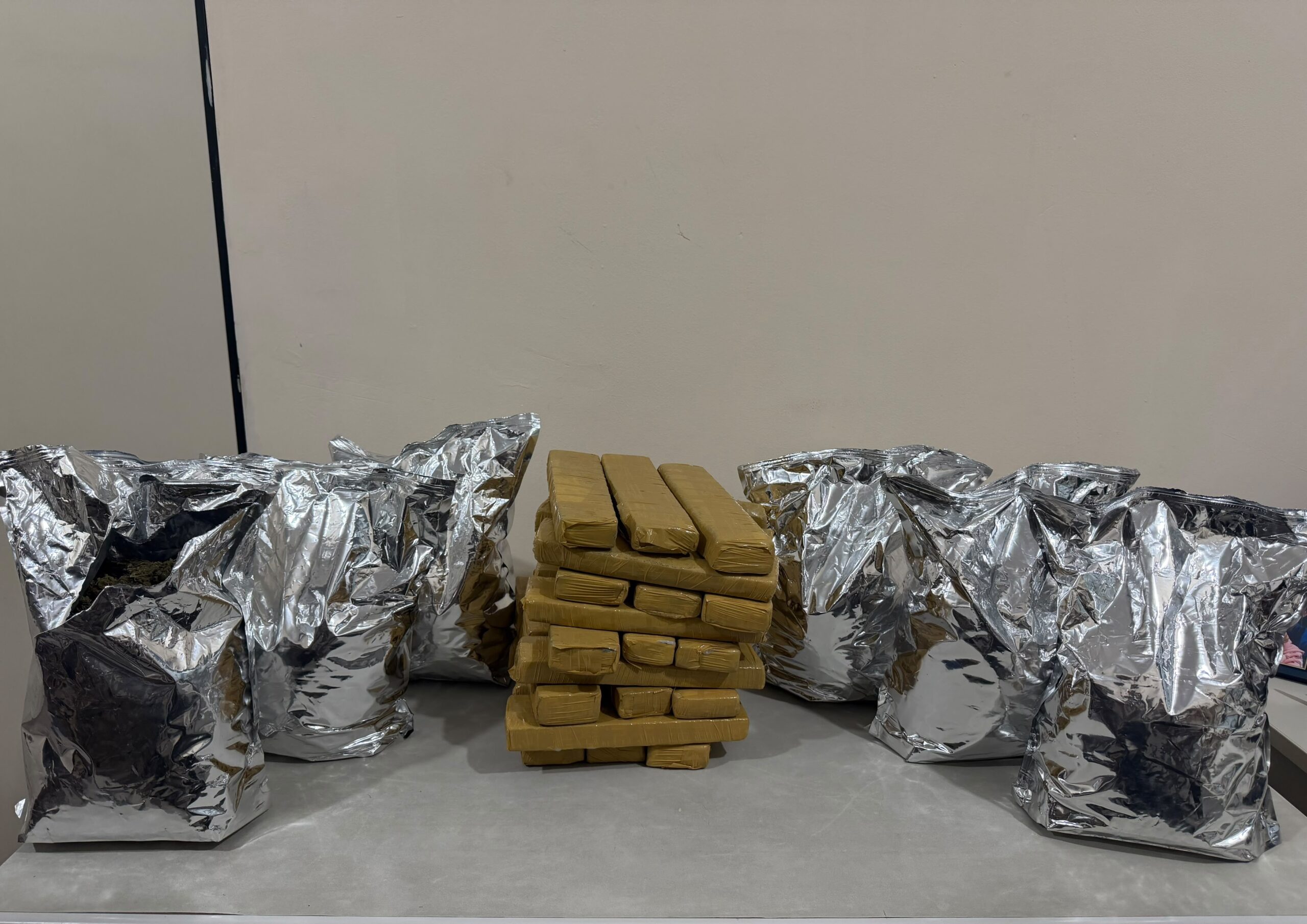 Alto de Coutos: PM prende suspeito de tráfico e 27 tabletes de maconha