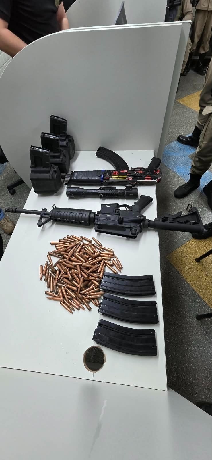 Polícia apreende fuzis, carregadores e munições e prende homem em flagrante no Centro