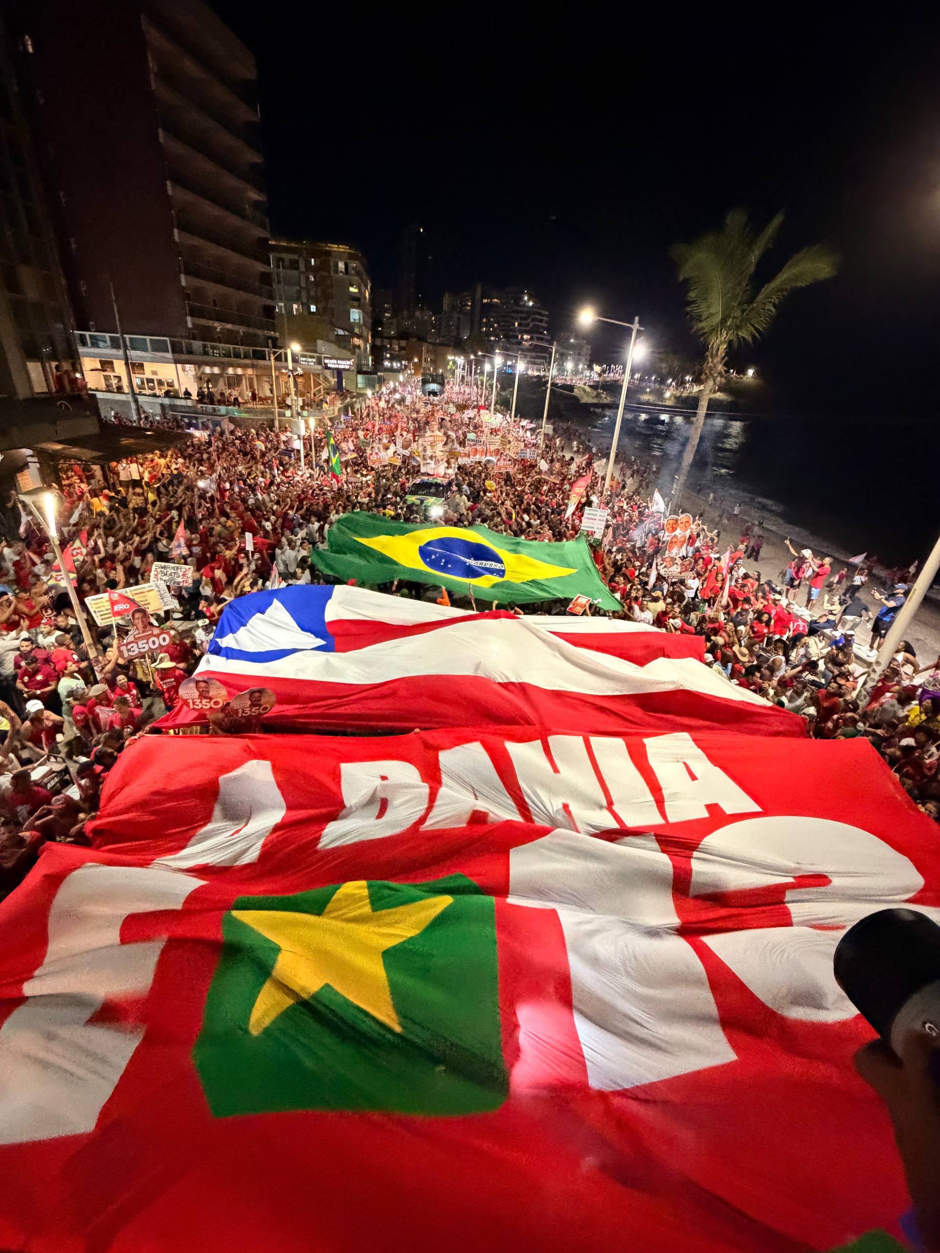 Lula e Jerônimo Rodrigues arrastam multidão de mais de 200 mil pessoas em Salvador
