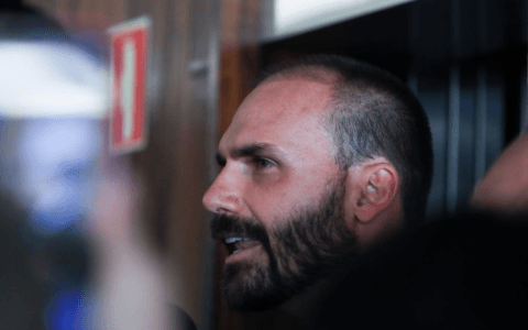 Imagem do post Eduardo Bolsonaro é demitido da Polícia Federal por abandono de cargo