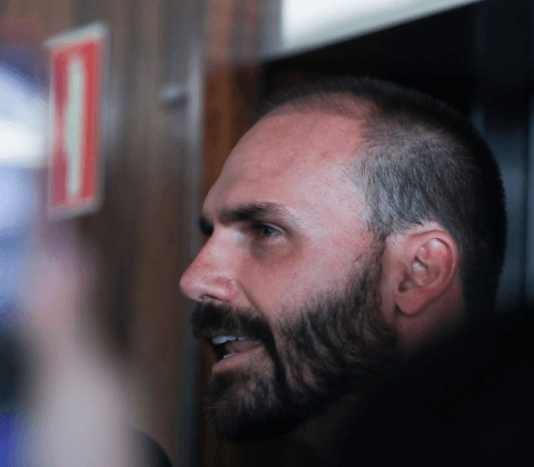 Imagem do post Eduardo Bolsonaro é demitido da Polícia Federal por abandono de cargo