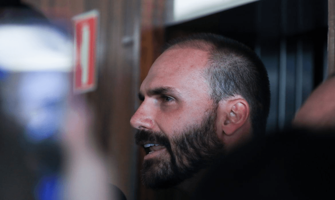 Eduardo Bolsonaro é demitido da Polícia Federal por abandono de cargo
