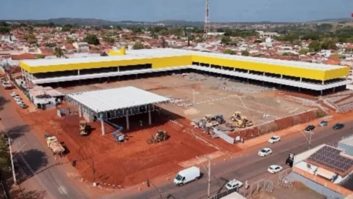 Estádio histórico é demolido para construção de supermercado