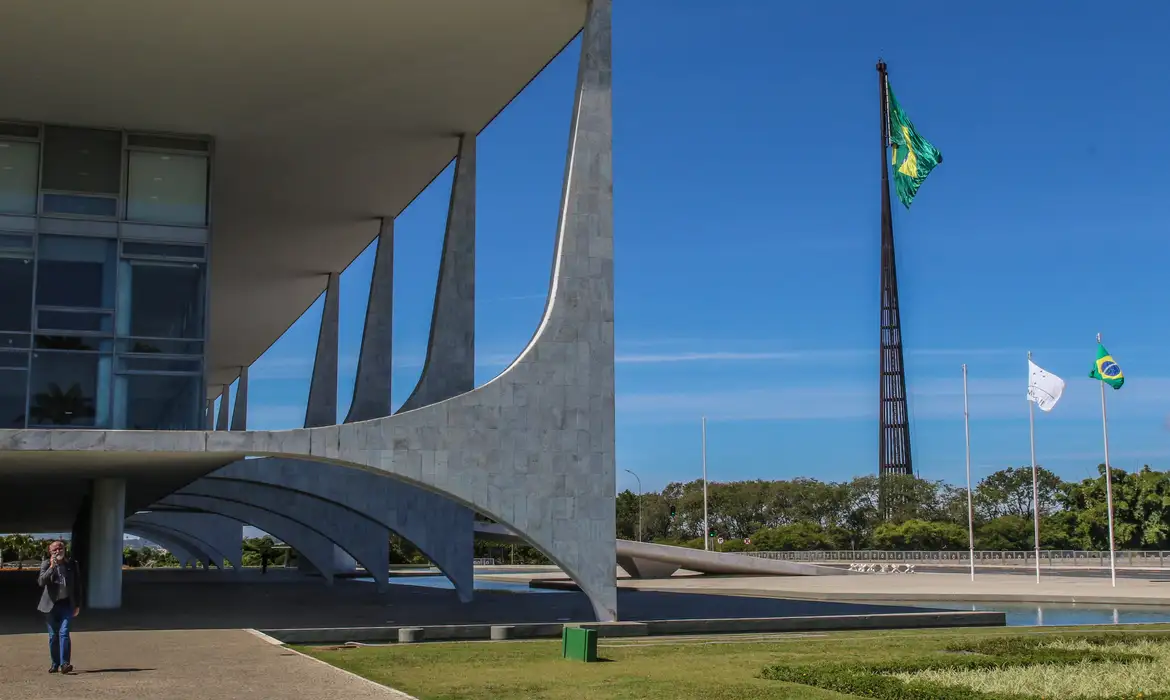 Prefeitos cobram dos candidatos à Presidência maior participação nas decisões nacionais