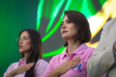 Imagem do post Michelle esconde rosto de Bolsonaro em vídeo após veto da Justiça Eleitoral