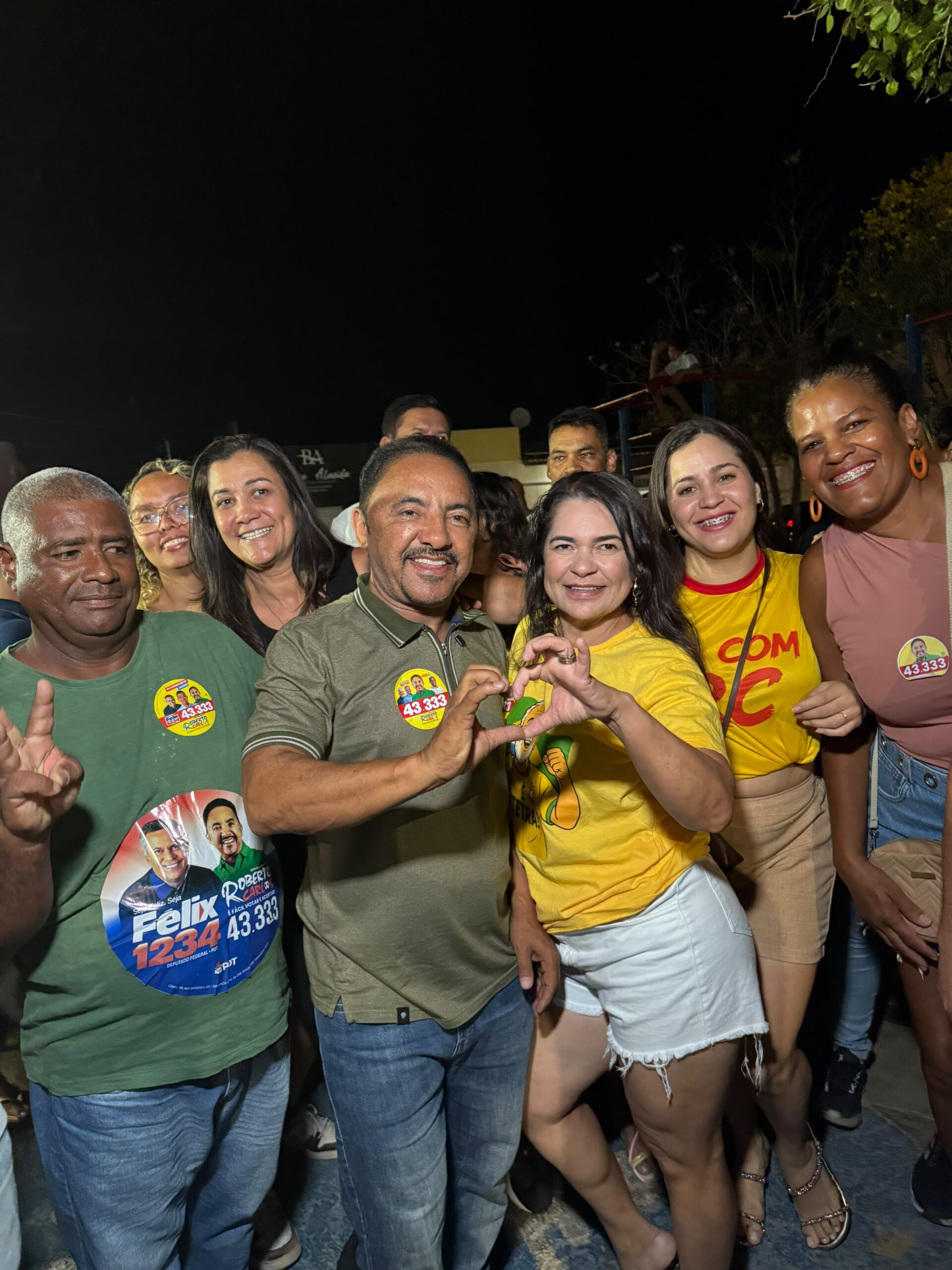 Roberto Carlos reúne multidão em caminhada e agita bairro de Juazeiro