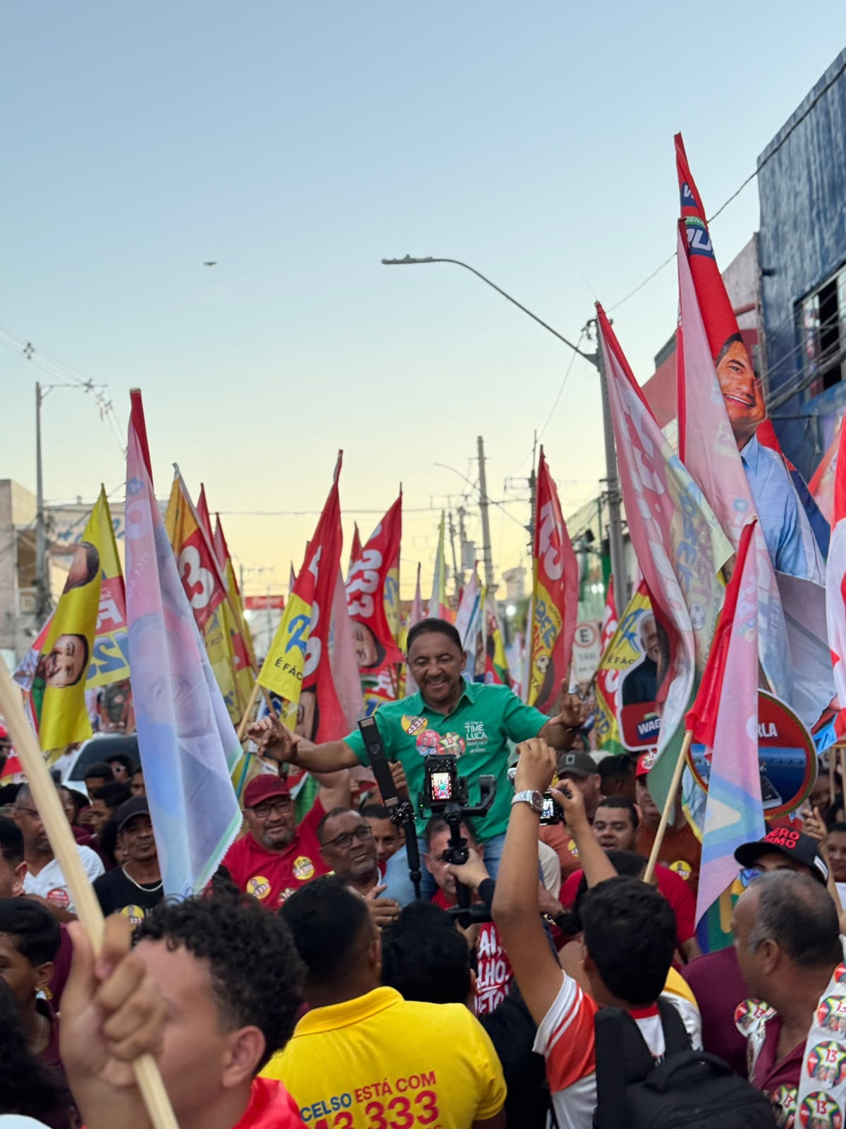Roberto Carlos reúne apoiadores em grande mobilização em Juazeiro