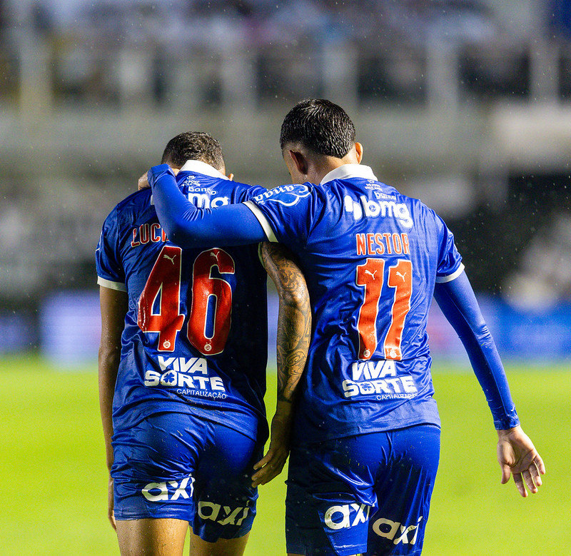 Com Neymar expulso, Bahia leva gol no fim e tropeça diante do Santos