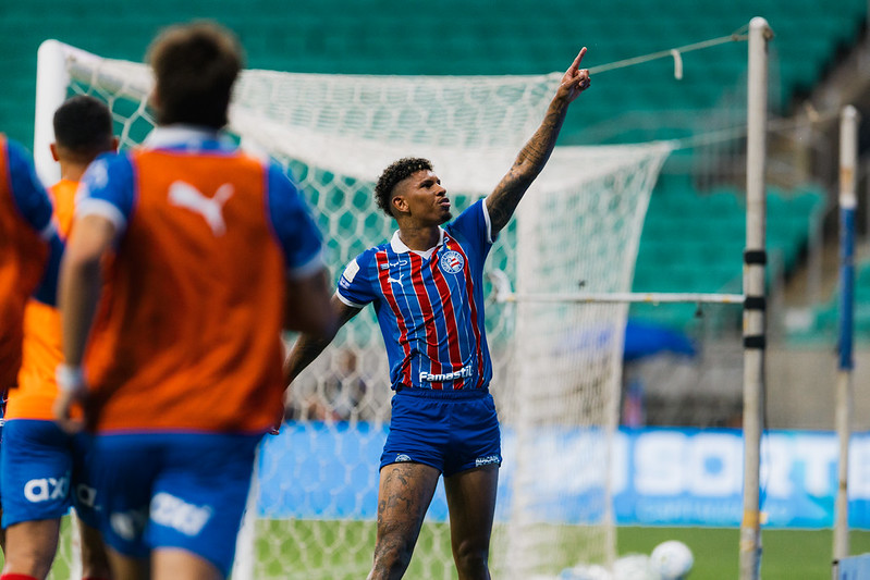 Bahia vence duelo de cinco gols e ganha força na briga pela Libertadores
