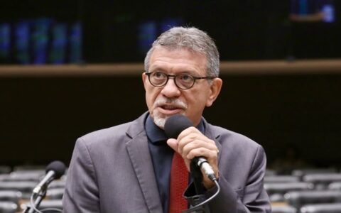 Imagem do post Suspeita no INSS: Afonso Florence faz desafio direto a Flávio Bolsonaro sobre conta secreta