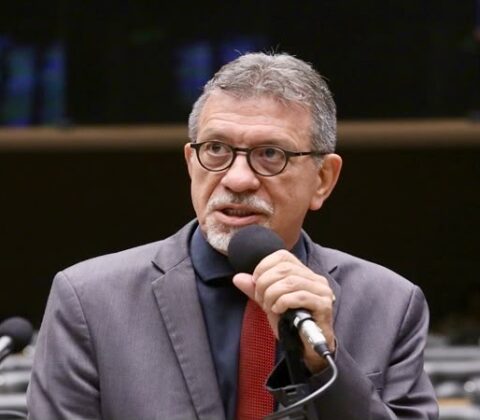 Imagem do post Suspeita no INSS: Afonso Florence faz desafio direto a Flávio Bolsonaro sobre conta secreta
