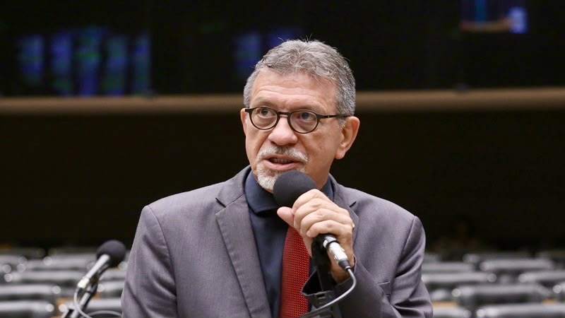 Suspeita no INSS: Afonso Florence faz desafio direto a Flávio Bolsonaro sobre conta secreta