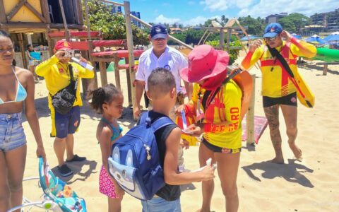 Imagem do post Lauro de Freitas distribui pulseiras de identificação para reforçar segurança de crianças nas praias