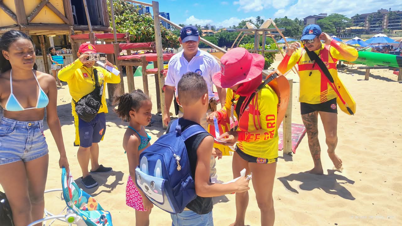Lauro de Freitas distribui pulseiras de identificação para reforçar segurança de crianças nas praias
