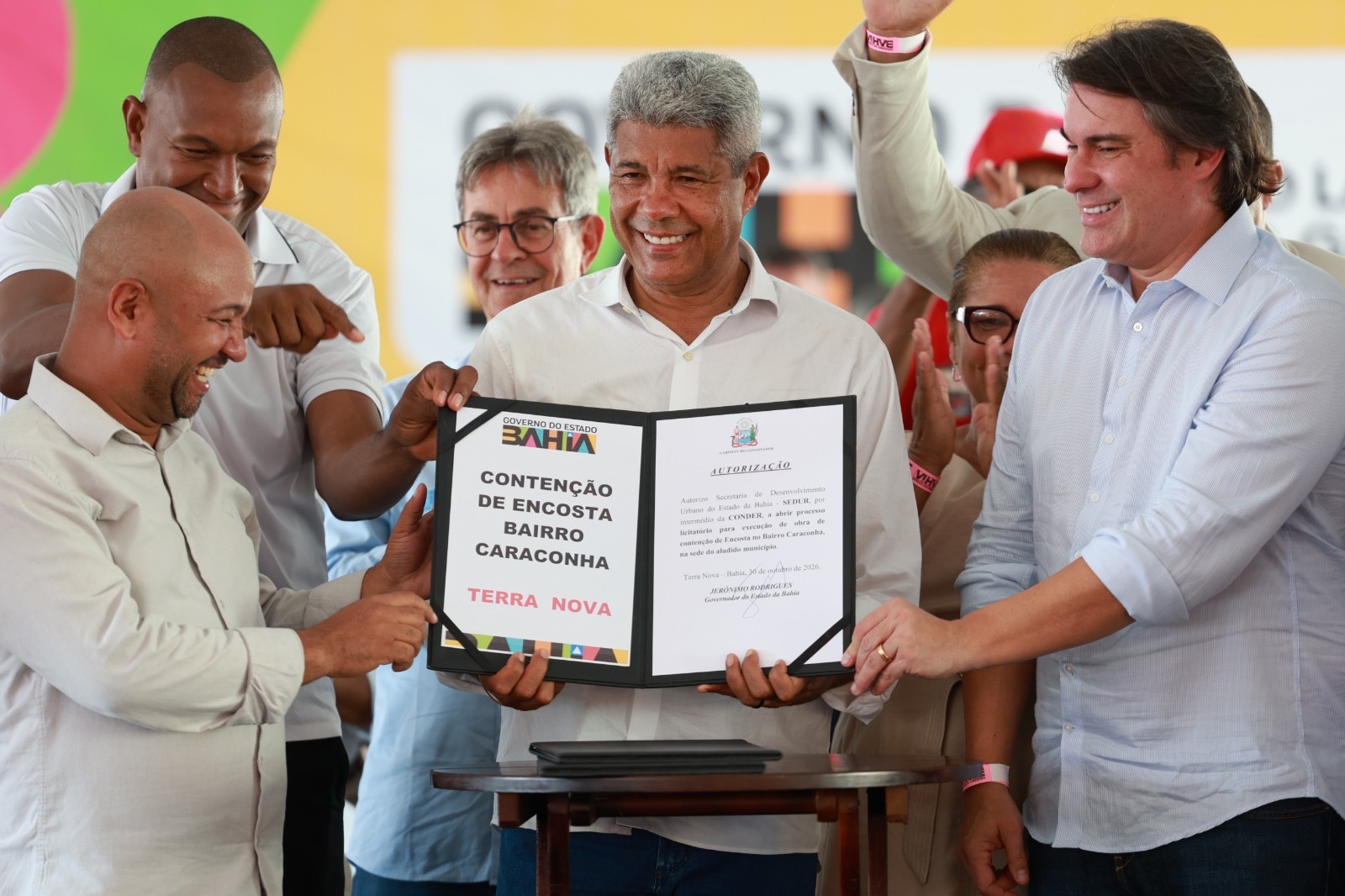 Governo da Bahia entrega equipamentos agrícolas e autoriza obra de encosta em Terra Nova