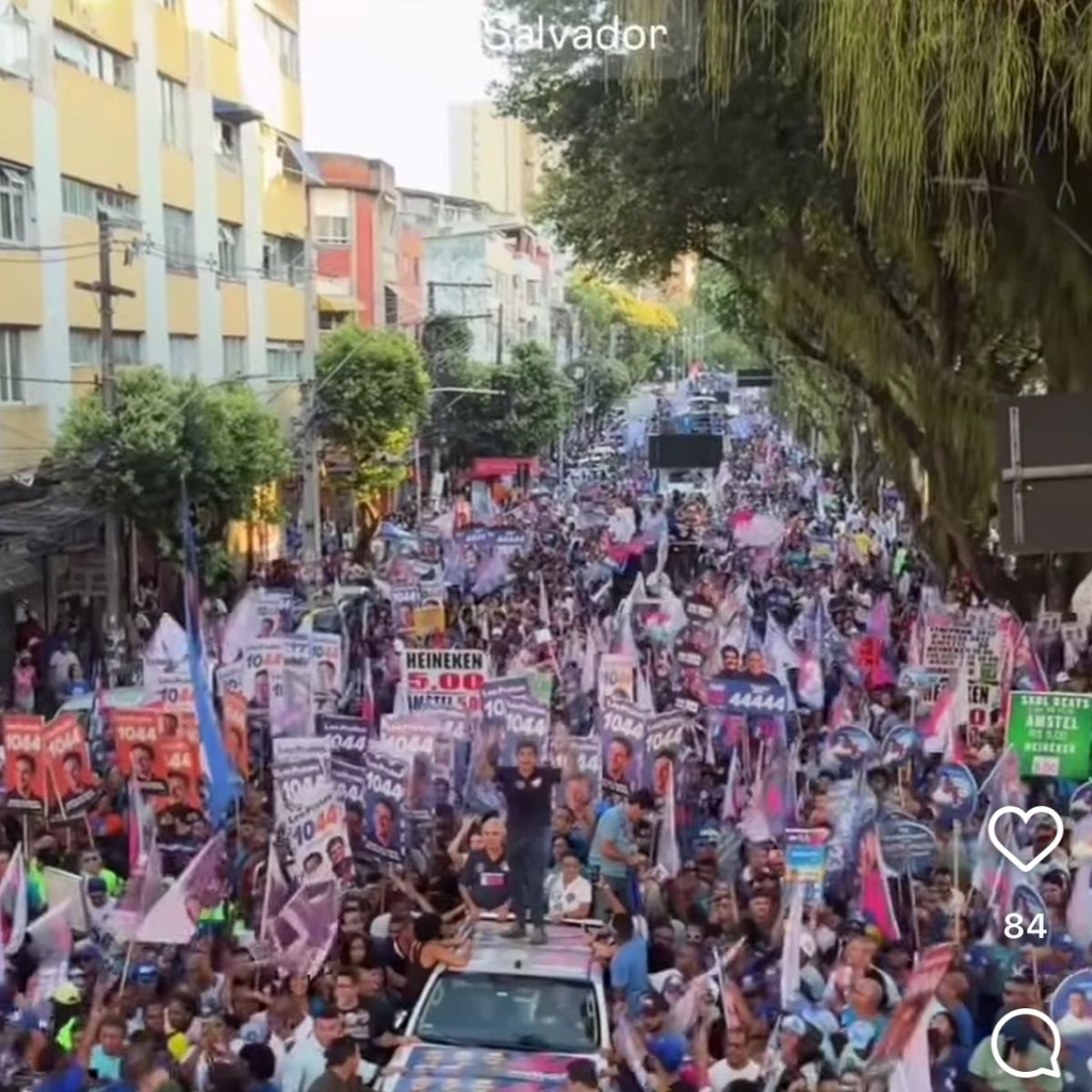 ACM Neto lota ruas de Salvador em último ato de campanha