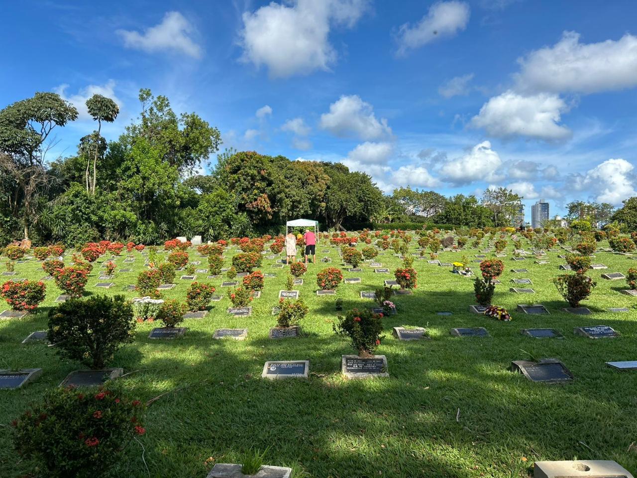 Jardim da Saudade reúne 10 mil em homenagem de Finados em Salvador